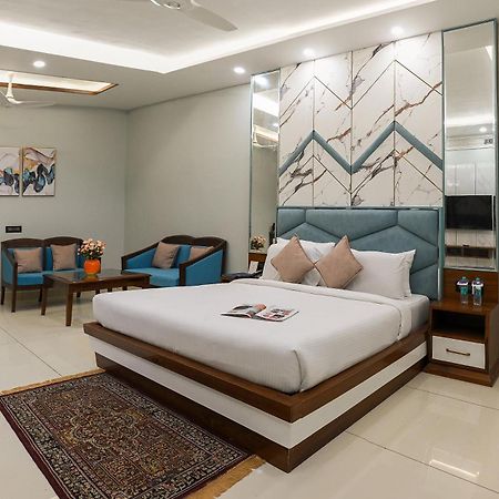 Hotel Leela Grande Karnāl Екстериор снимка