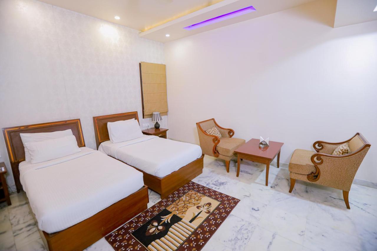 Hotel Leela Grande Karnāl Екстериор снимка