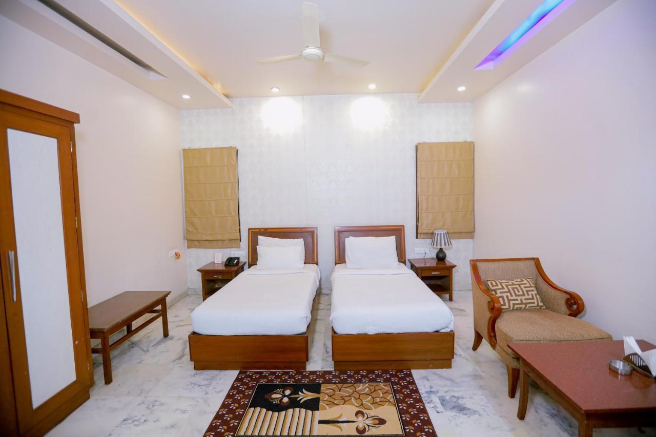 Hotel Leela Grande Karnāl Екстериор снимка