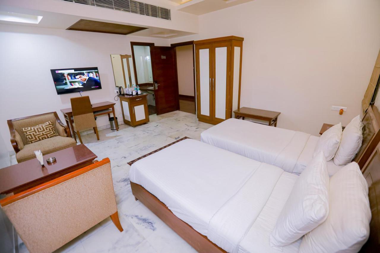 Hotel Leela Grande Karnāl Екстериор снимка