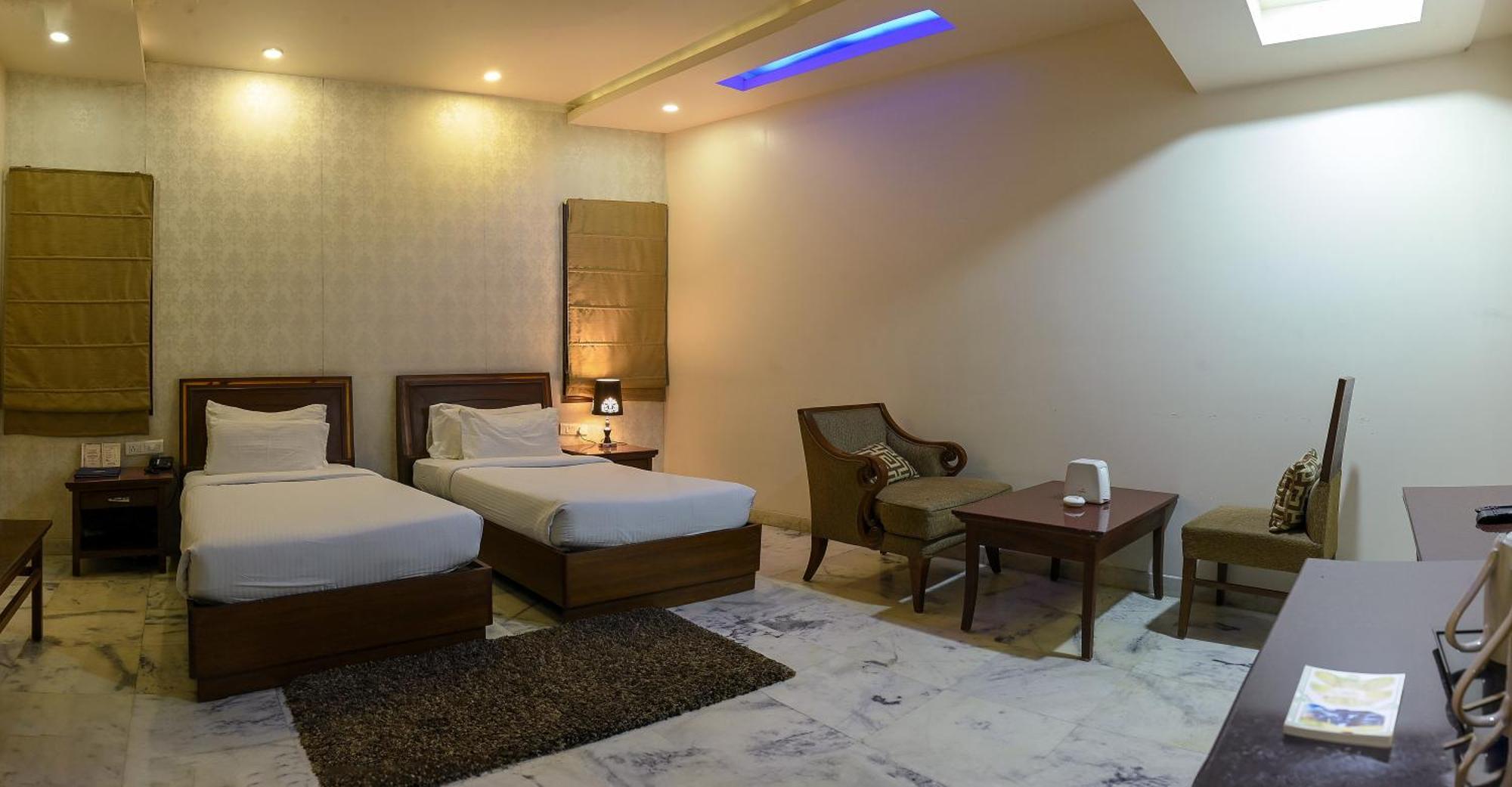 Hotel Leela Grande Karnāl Екстериор снимка