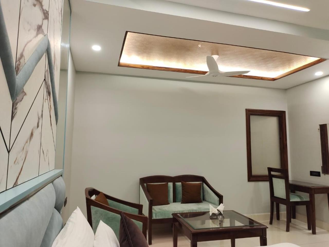 Hotel Leela Grande Karnāl Екстериор снимка