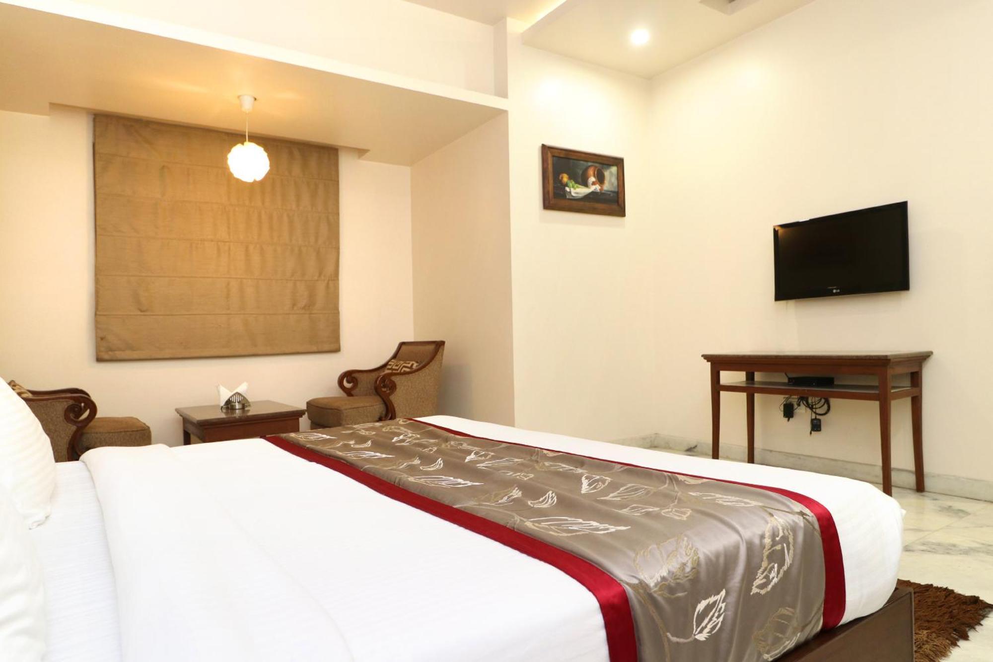 Hotel Leela Grande Karnāl Екстериор снимка