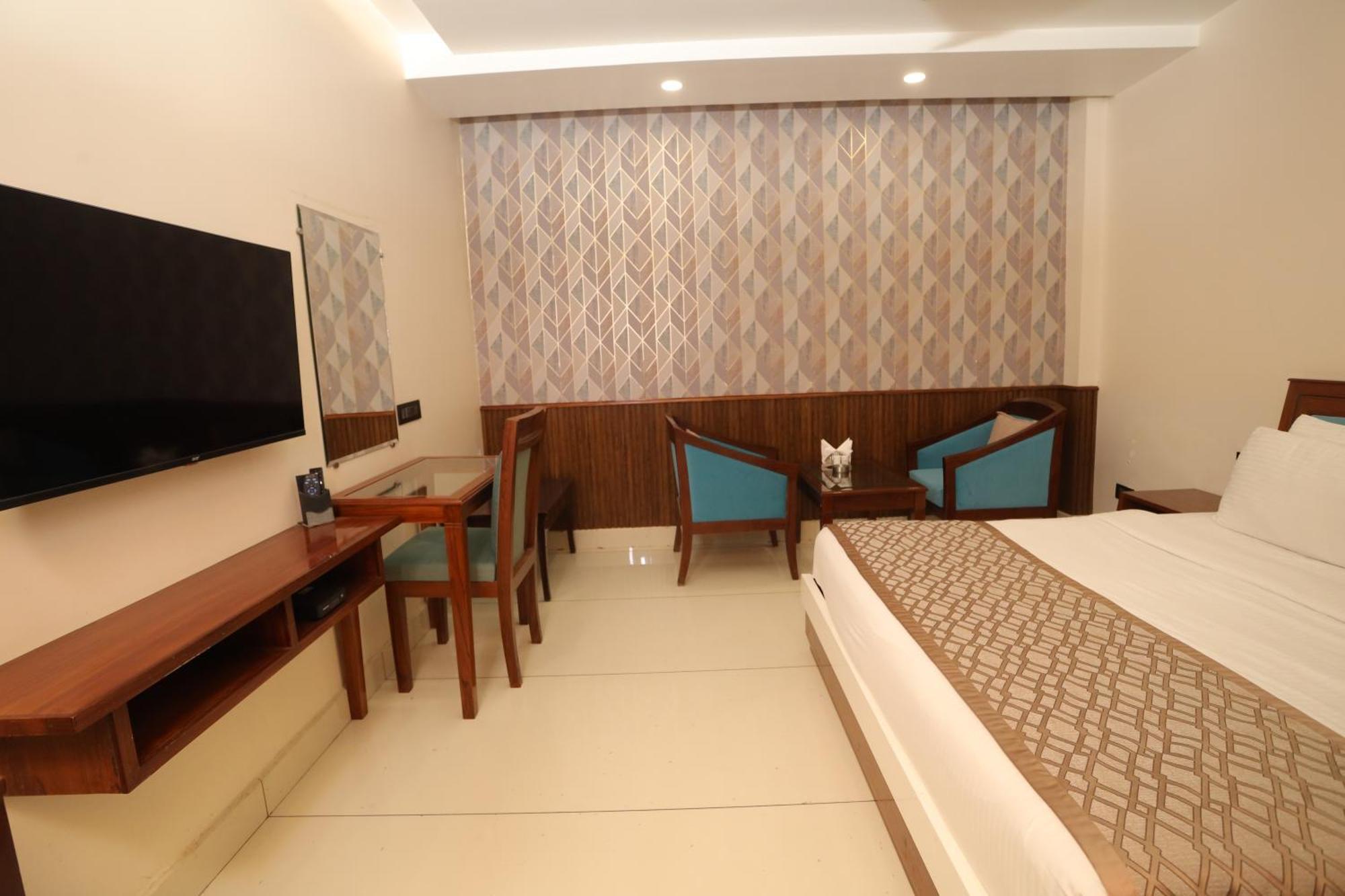 Hotel Leela Grande Karnāl Екстериор снимка