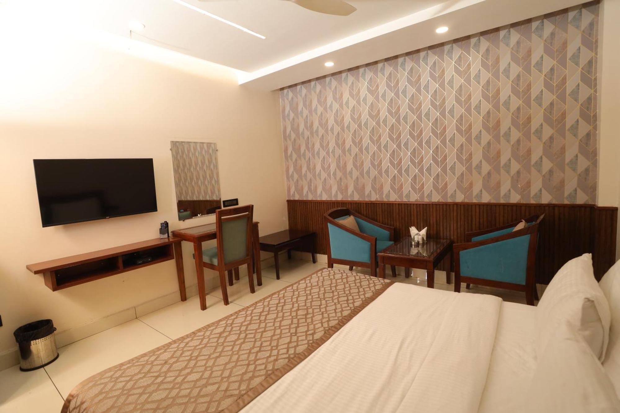Hotel Leela Grande Karnāl Екстериор снимка